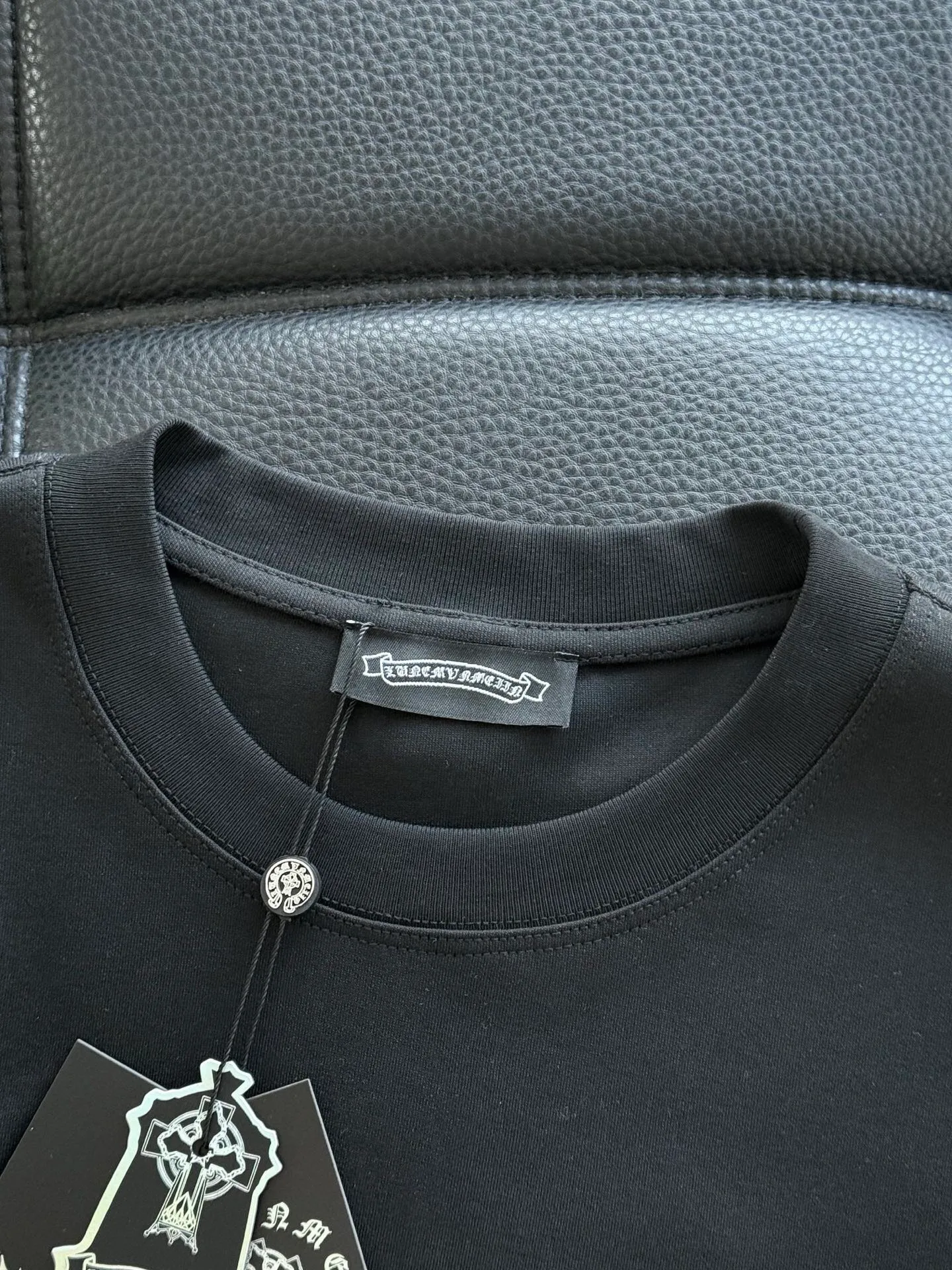 P436 Chrome Hearte CH SS new cross horseshoe Chrome Heart Sanskrit three-dimensional patch show craftsmanship. Double-sided cotton double yarn jersey fabric, custom dyed in the same vat with special bold 32-count double-ply 1X1 thread. .Light luxury, a must-have item for daily commuting for men and women.  Color: Black White Size: M~3x Style No.: 3590